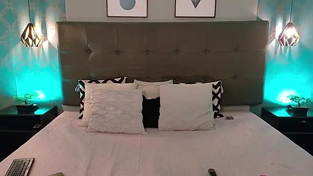 Snapshot of Madisonsmiith chatting on 10.28.25 Madisonsmiith online show from 10.28.25