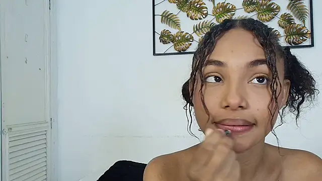 Snapshot of kristyl_paez chatting on 10.15.25 kristyl paez online show from 10.15.25