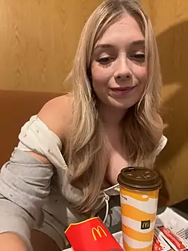 Snapshot of CherryAuroraa chatting on 12.15.24 CherryAuroraa online show from 12.15.24