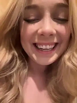 Snapshot of CherryAuroraa chatting on 12.21.24 CherryAuroraa online show from 12.21.24