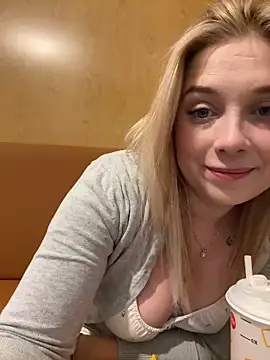 Snapshot of CherryAuroraa chatting on 01.28.25 CherryAuroraa online show from 01.28.25