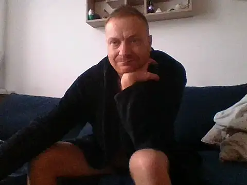 Snapshot of 82liska chatting on 10.27.25 82liska online show from 10.27.25