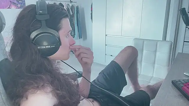 Snapshot of CandyChell chatting on 06.21.26 CandyChell online show from 06.21.26
