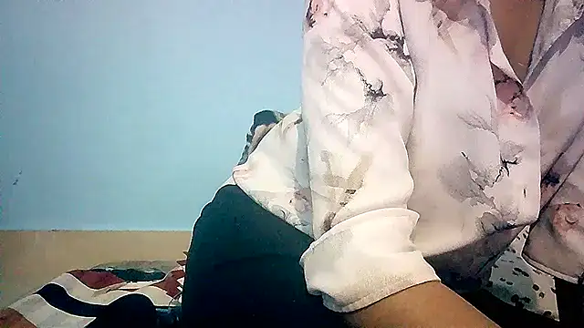 Snapshot of lovelydesi21 chatting on 12.26.24 lovelydesi21 online show from 12.26.24