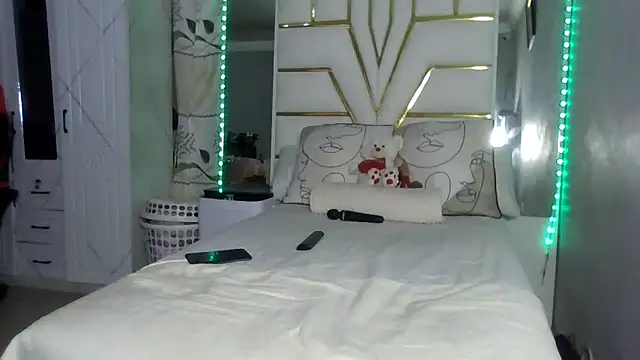 Snapshot of SexyyNana chatting on 10.17.25 SexyyNana online show from 10.17.25