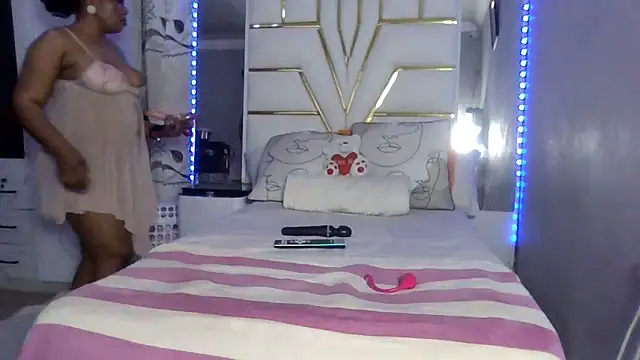 Snapshot of SexyyNana chatting on 10.30.25 SexyyNana online show from 10.30.25