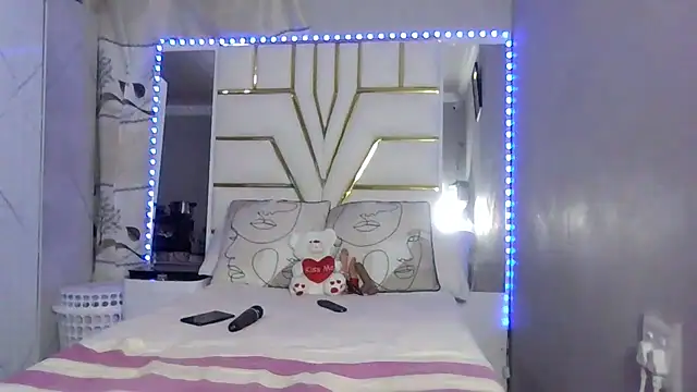 Snapshot of SexyyNana chatting on 10.31.25 SexyyNana online show from 10.31.25