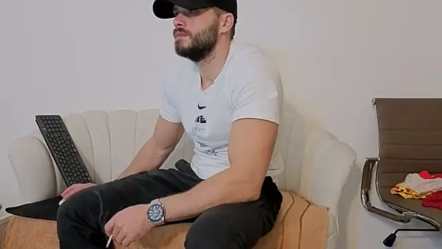 Snapshot of TheTopAlex chatting on 11.14.25 TheTopAlex online show from 11.14.25