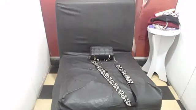 Snapshot of Laura_hottt chatting on 10.17.25 Laura hottt online show from 10.17.25