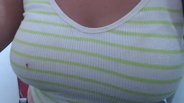 Snapshot of Laura_hottt chatting on 10.27.25 Laura hottt online show from 10.27.25