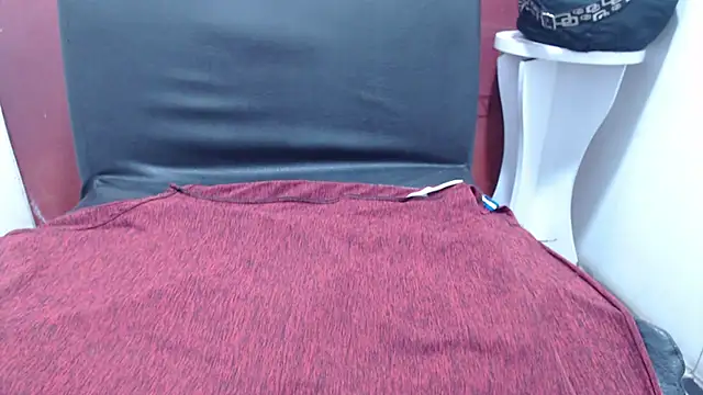 Snapshot of Laura_hottt chatting on 10.28.25 Laura hottt online show from 10.28.25