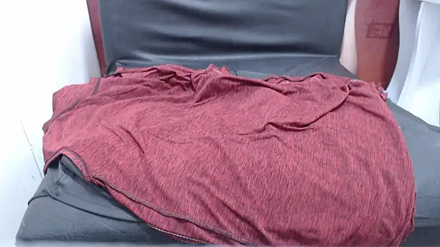 Snapshot of Laura_hottt chatting on 10.29.25 Laura hottt online show from 10.29.25