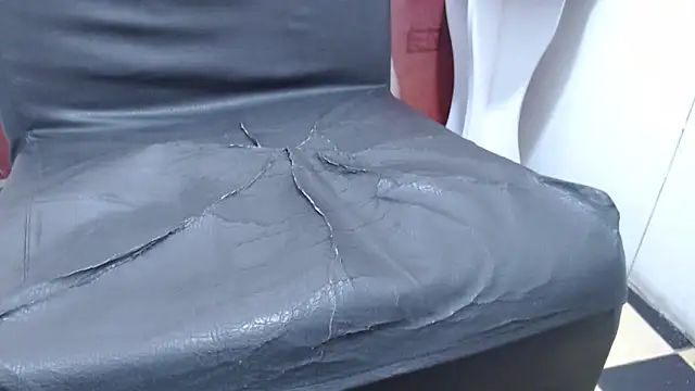 Snapshot of Laura_hottt chatting on 10.30.25 Laura hottt online show from 10.30.25