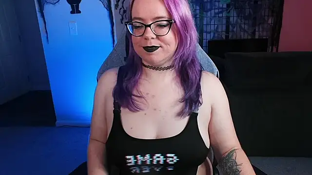 Snapshot of KiraSpitQueen chatting on 11.05.25 KiraSpitQueen online show from 11.05.25