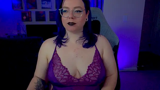 Snapshot of KiraSpitQueen chatting on 04.26.26 KiraSpitQueen online show from 04.26.26