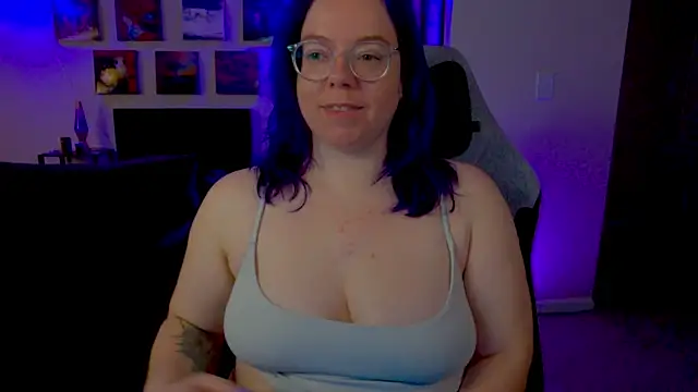 Snapshot of KiraSpitQueen chatting on 05.03.26 KiraSpitQueen online show from 05.03.26