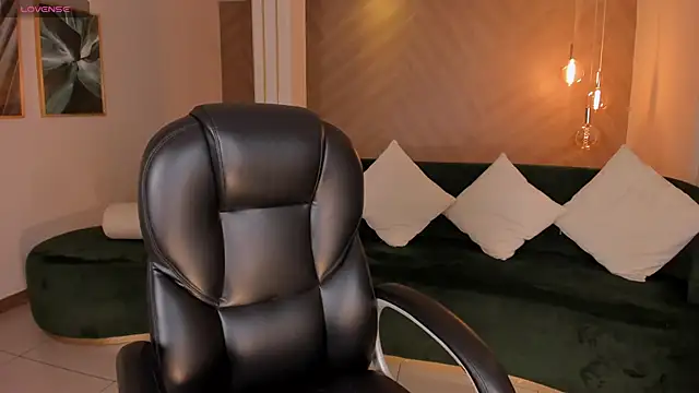 Snapshot of JuanitaClay chatting on 10.30.25 JuanitaClay online show from 10.30.25