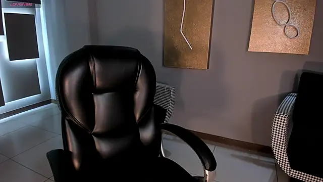 Snapshot of JuanitaClay chatting on 10.31.25 JuanitaClay online show from 10.31.25