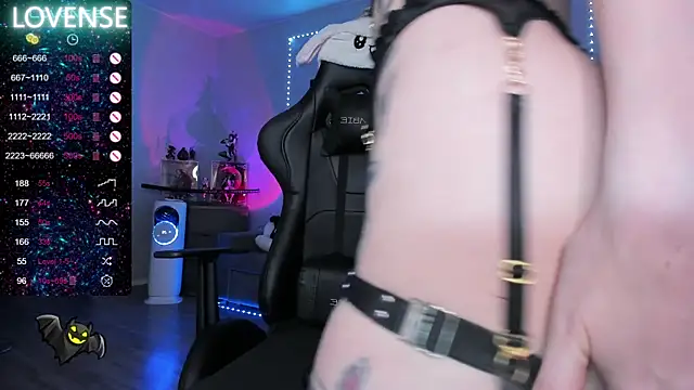 Snapshot of RachelQueen_ chatting on 12.22.24 RachelQueen online show from 12.22.24