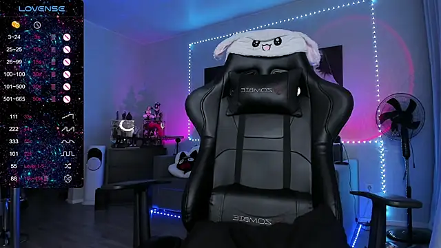 Snapshot of RachelQueen_ chatting on 10.11.25 RachelQueen online show from 10.11.25