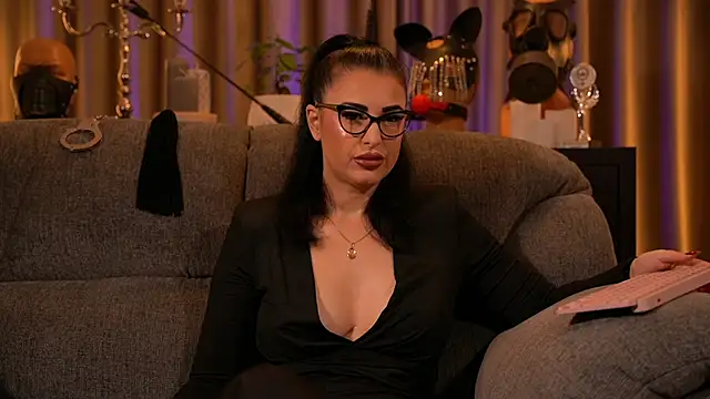 Snapshot of kelly_kent chatting on 10.06.25 kelly kent online show from 10.06.25