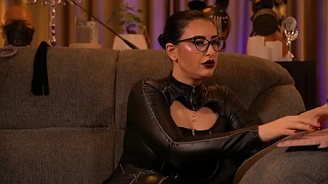 Snapshot of kelly_kent chatting on 10.24.25 kelly kent online show from 10.24.25