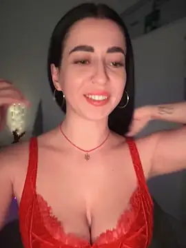 Snapshot of Emylia chatting on 12.11.24 Emylia online show from 12.11.24