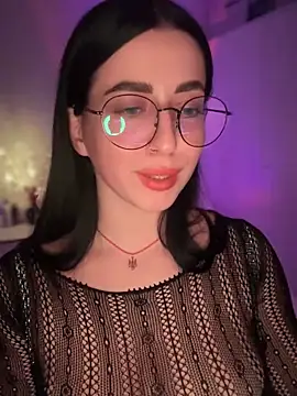 Snapshot of Emylia chatting on 12.29.24 Emylia online show from 12.29.24