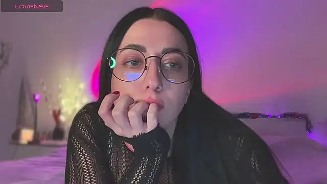 Snapshot of Emylia chatting on 12.30.24 Emylia online show from 12.30.24