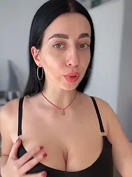 Snapshot of Emylia chatting on 01.18.25 Emylia online show from 01.18.25