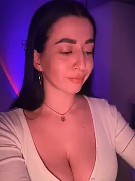 Snapshot of Emylia chatting on 01.28.25 Emylia online show from 01.28.25