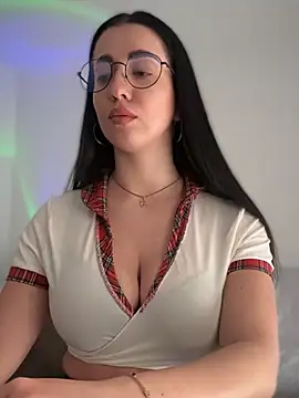 Snapshot of Emylia chatting on 02.17.25 Emylia online show from 02.17.25