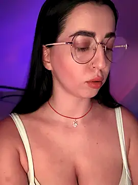 Snapshot of Emylia chatting on 10.10.25 Emylia online show from 10.10.25