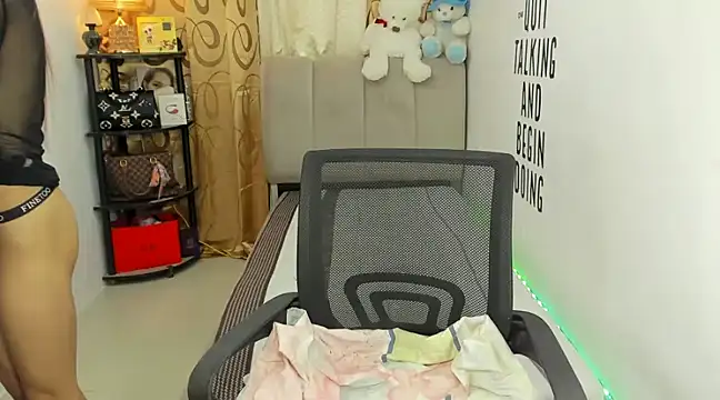 Snapshot of Trixie_Mattel21 chatting on 01.13.25 Trixie Mattel21 online show from 01.13.25