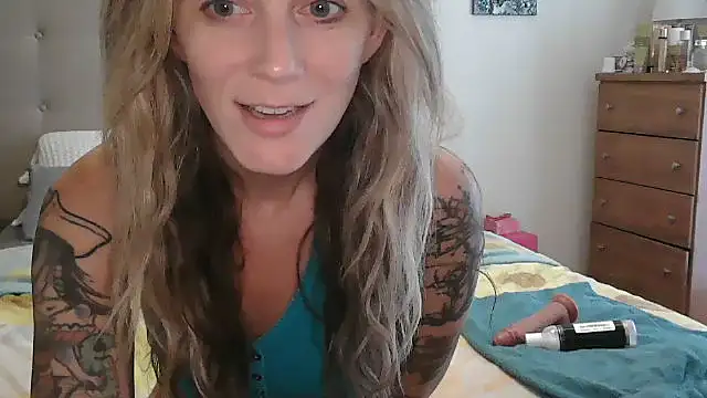 Snapshot of Heyitsmee33 chatting on 10.05.25 Heyitsmee33 online show from 10.05.25