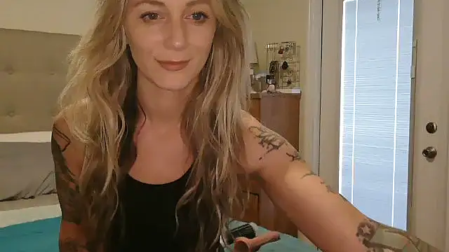 Snapshot of Heyitsmee33 chatting on 10.07.25 Heyitsmee33 online show from 10.07.25