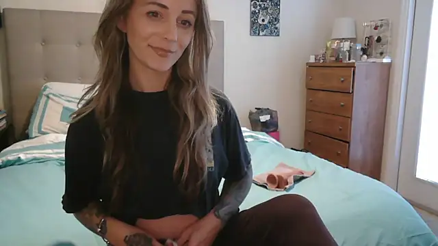 Snapshot of Heyitsmee33 chatting on 02.21.26 Heyitsmee33 online show from 02.21.26