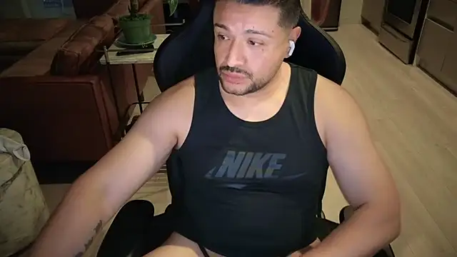 Snapshot of HungandThickLatin chatting on 10.11.25 HungandThickLatin online show from 10.11.25