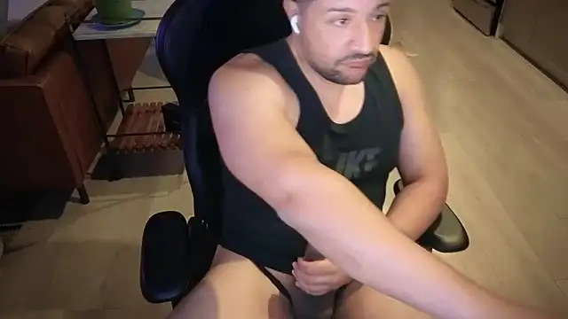 Snapshot of HungandThickLatin chatting on 10.20.25 HungandThickLatin online show from 10.20.25