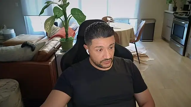 Snapshot of HungandThickLatin chatting on 10.25.25 HungandThickLatin online show from 10.25.25