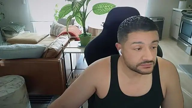 Snapshot of HungandThickLatin chatting on 11.01.25 HungandThickLatin online show from 11.01.25