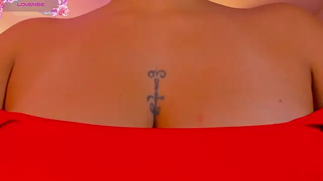 Snapshot of MariamRivera_ chatting on 10.08.25 MariamRivera online show from 10.08.25