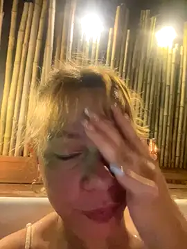 Snapshot of MilfClarett chatting on 10.03.25 MilfClarett online show from 10.03.25