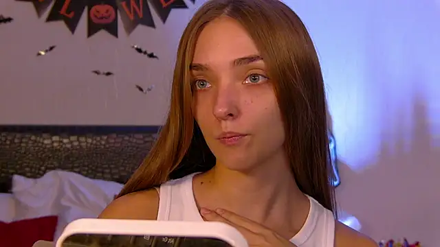 Snapshot of VirginieCruz chatting on 10.28.25 VirginieCruz online show from 10.28.25