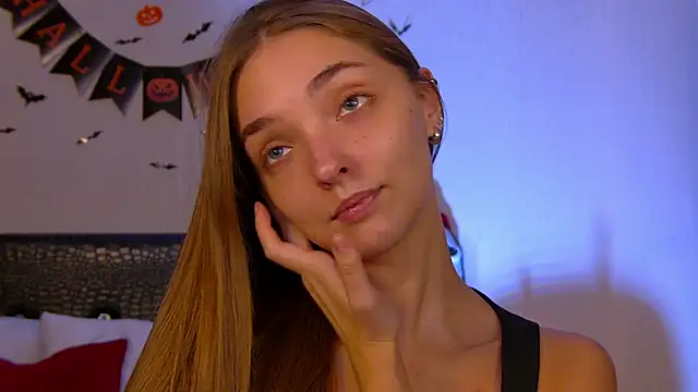 Snapshot of VirginieCruz chatting on 11.02.25 VirginieCruz online show from 11.02.25