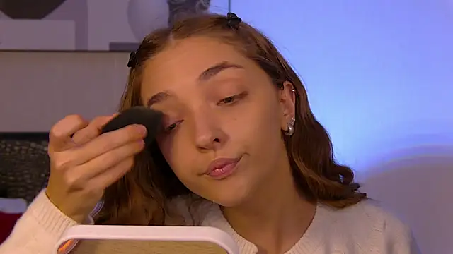 Snapshot of VirginieCruz chatting on 11.04.25 VirginieCruz online show from 11.04.25