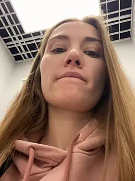 Snapshot of ValenciaShock chatting on 02.05.25 ValenciaShock online show from 02.05.25