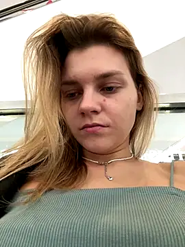 Snapshot of ValenciaShock chatting on 09.10.25 ValenciaShock online show from 09.10.25