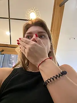 Snapshot of ValenciaShock chatting on 09.18.25 ValenciaShock online show from 09.18.25