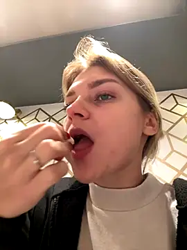 Snapshot of ValenciaShock chatting on 09.20.25 ValenciaShock online show from 09.20.25